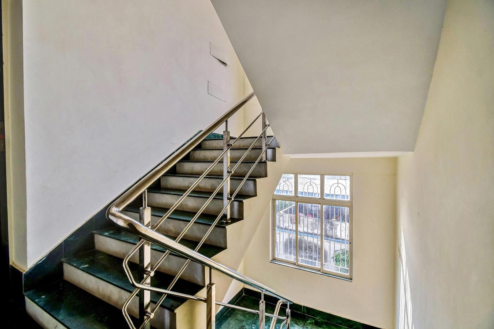 Capital O Kabita Guest House Near Acropolis Mall Колката Екстериор снимка