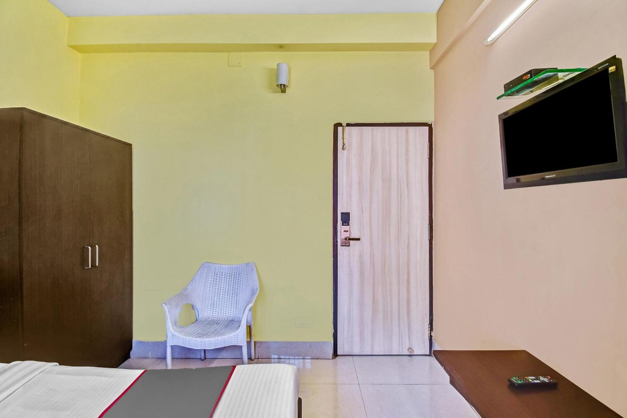 Capital O Kabita Guest House Near Acropolis Mall Колката Екстериор снимка