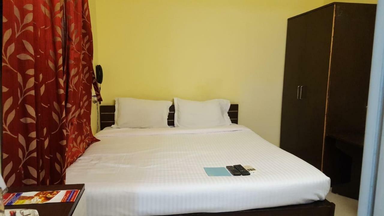 Capital O Kabita Guest House Near Acropolis Mall Колката Екстериор снимка